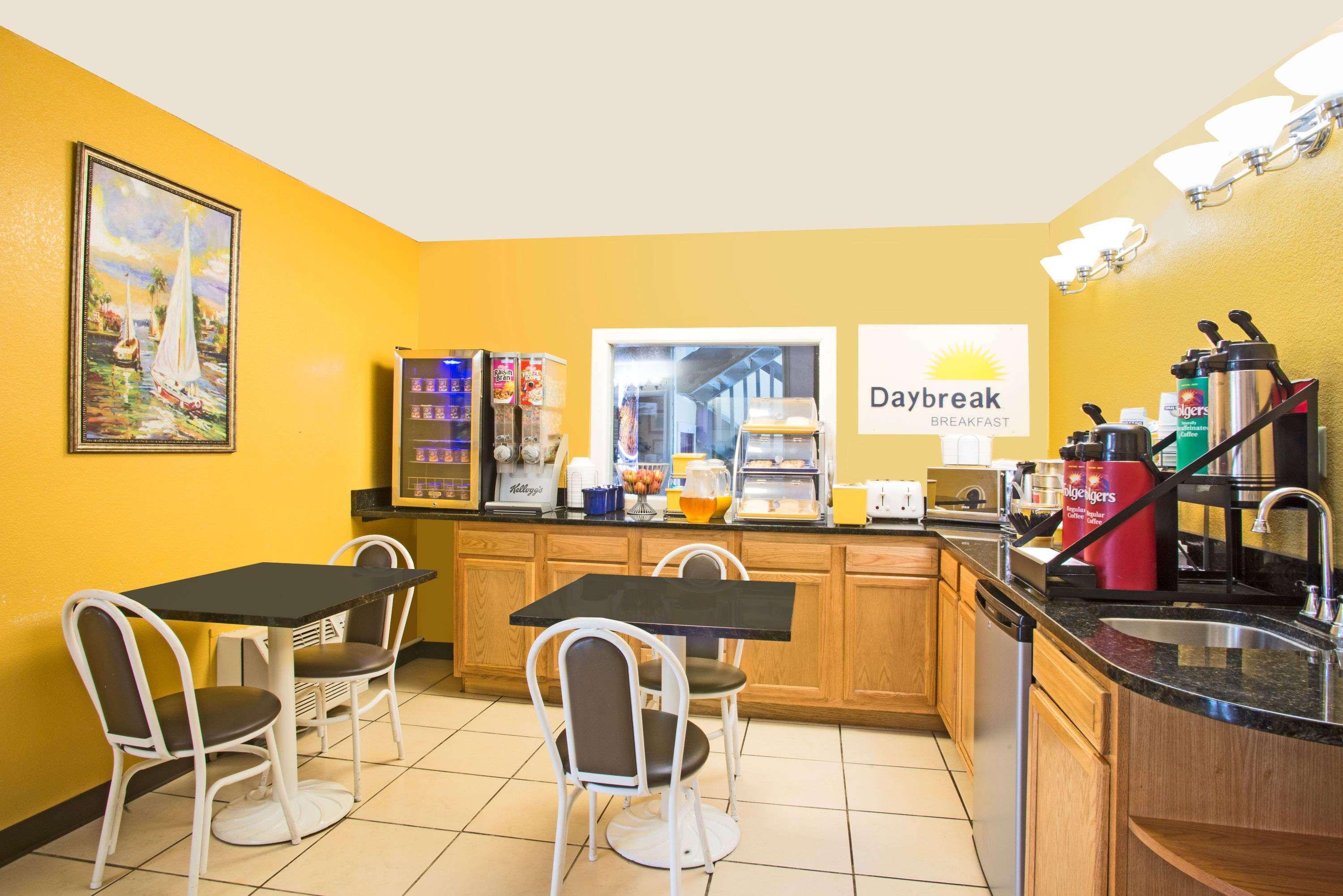 Days Inn By Wyndham Indianapolis East Post Road Esterno foto