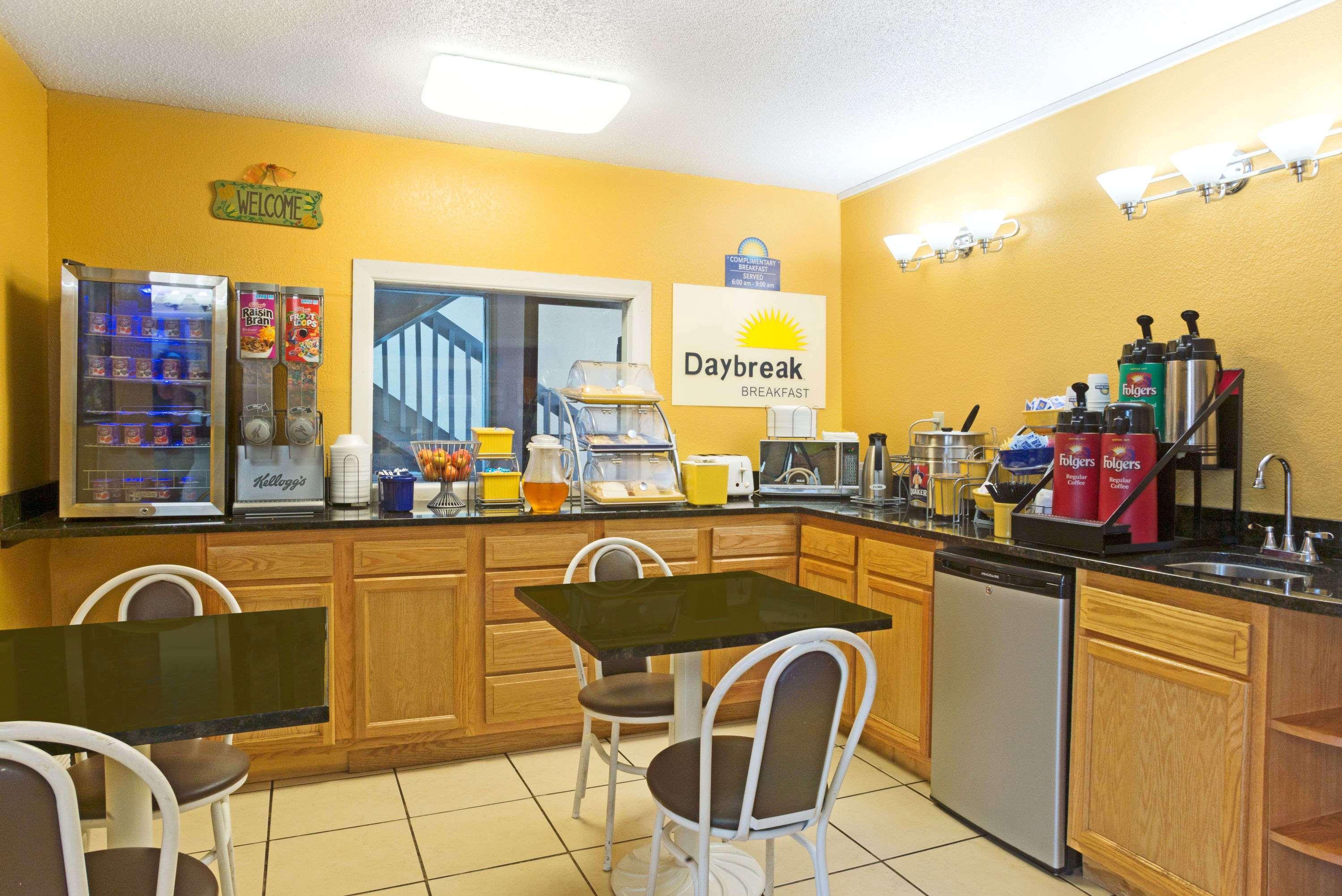 Days Inn By Wyndham Indianapolis East Post Road Esterno foto