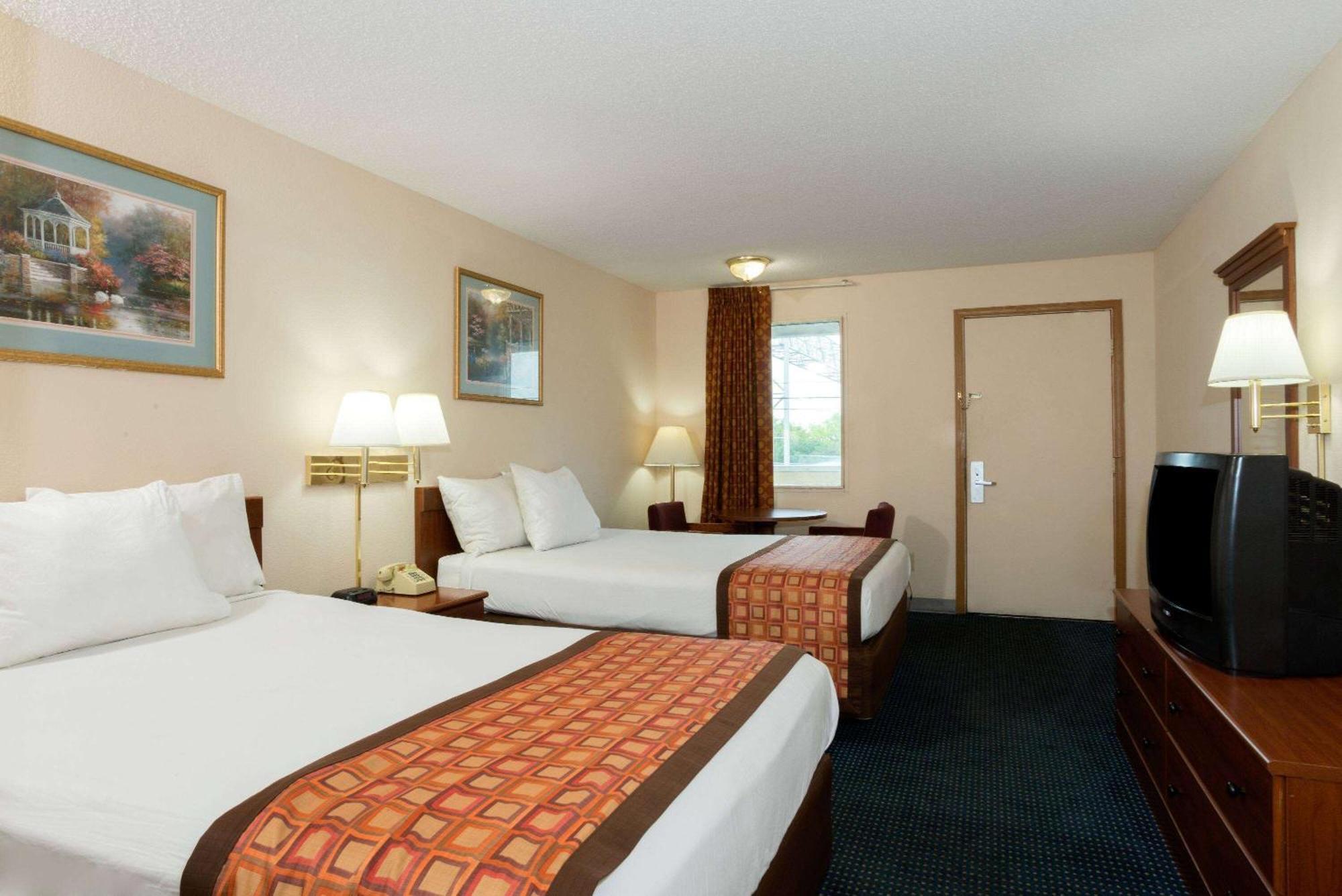 Days Inn By Wyndham Indianapolis East Post Road Esterno foto